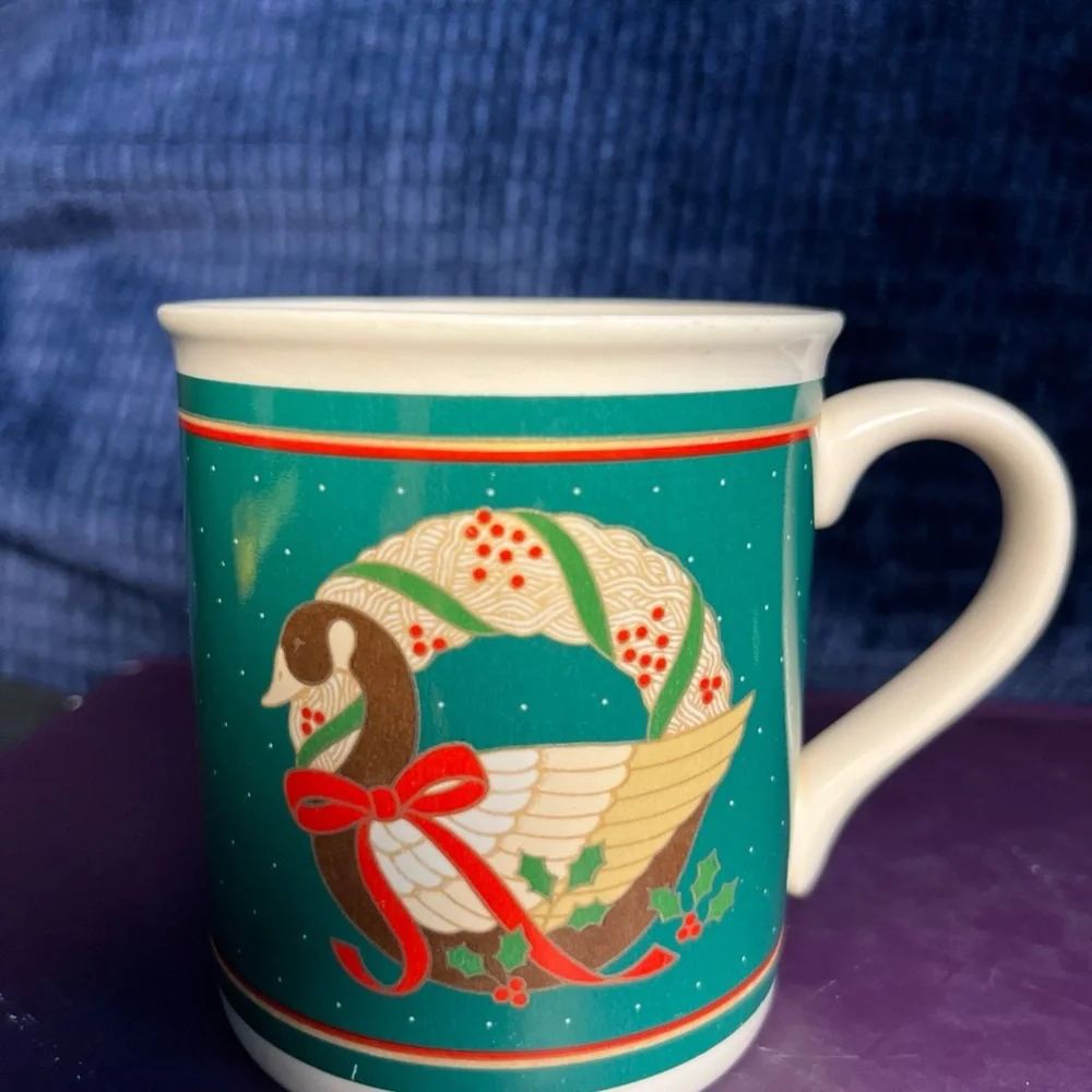 Hallmark Vintage Christmas Mug with Goose and wreath Festive